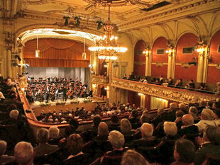 Glühende Leidenschaften im Konzerthaus: Das Sinfonische Orchester Ravensburg führt unter der Leitung von Lutz Eistert Verdis „Rigoletto“ auf. Vorne Tenor Michael Suttner als Herzog von Mantua. (Foto: Helmut Voith) Glühende Leidenschaften im Konzerthaus: Das Sinfonische Orchester Ravensburg führt unter der Leitung von Lutz Eistert Verdis „Rigoletto“ auf. Vorne Tenor Michael Suttner als Herzog von Mantua.